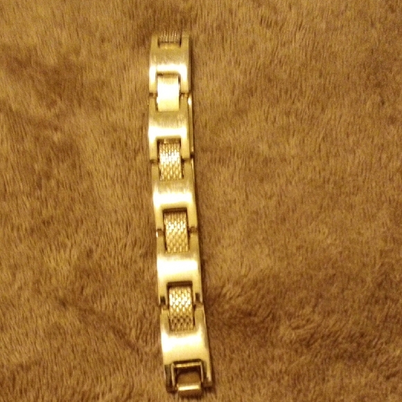 Stylish Gold-Tone Link Bracelet - Picture 4 of 4